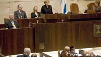 Kancelarja Angela Merkel duke folur para Knesetit më 18.03.2008