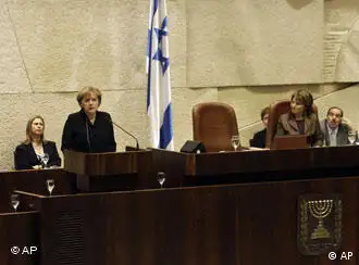 资料图片：2008年，默克尔在以色列议会演讲