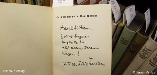 Der Bergsteiger Luis Trenker schenkte Adolf Hitler am 7.4.1933 sein Buch Der Rebell mit Widmung (Quelle: DW)