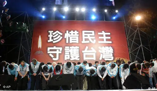 +Freies Bildformat+ Members of Taiwan's ruling Democratic Progressive Party bow to supporters after their presidential candidate Frank Hsieh lost the election to opposition candidate Ma Ying-jeou Saturday, March 22, 2008, in Taipei, Taiwan. (AP Photo/Chiang Ying-ying)