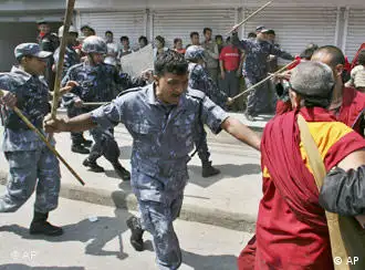 尼泊尔警察用棍子驱赶流亡藏人