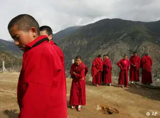 没有达赖，年轻的西藏喇嘛还会柔顺吗？