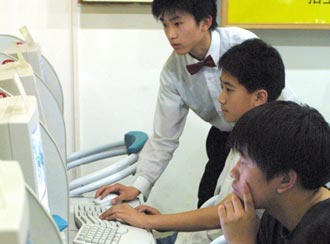 在网吧冲浪的中国年轻人