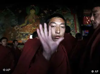 拉萨一名喇嘛接受采访时拒绝拍照