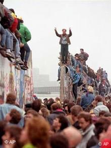 Menschen auf Berliner Mauer (Foto: AP)