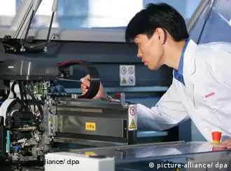 Ein Wartungstechniker überprüft Maschinen zur Produktion von Elektrowerkzeugen im Bosch-Werk Hangzhou, China (Foto von Oktober 2007). Der deutsche Elektrokonzern und Automobilzulieferer Bosch eröffnete am 19.10.2007 seinen neuen Hauptsitz für Asien in Seoul, Korea. Bis 2015 will das Unternehmen, das für 2007 mit einem Asien-Umsatz von 7,4 Milliarden Euro rechnet, den Umsatz in der Region verdreifachen. Foto: Bosch +++(c) dpa - Report+++