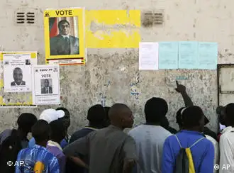 津巴布韦人在看选举墙报