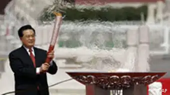 Bdt Der chinesische Präsident Hu Jintao hat die olympische Fackel