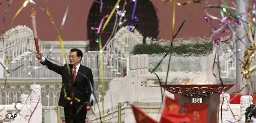 Der chinesische Präsident Hu Jintao hat die olympische Fackel (Freies Bildformat)