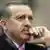 Erdogan zabrinuto gleda s rukom na ustima
