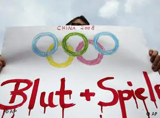 柏林中国使馆前示威集会 横幅上写着：不要带血的奥运