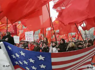 乌克兰人举着共产党旗帜向布什示威