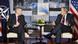 Jaap de Hoop Scheffer und George Bush diskutieren in Bukarest (Quelle: AP) Jaap de Hoop Scheffer und George Bush diskutieren in Bukarest (Quelle: AP)