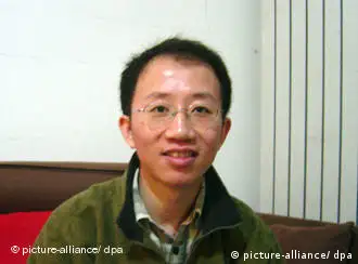 2007年12月9日，胡佳被捕前在北京家中
