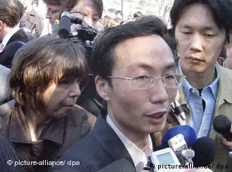 ARCHIV - Li Fangping, der Anwalt des chinesischen Bürgerrechtlers Hu Jia, spricht am Donnerstag (03.04.2008) vor dem Gerichtsgebäude in Peking zu Journalisten. Der prominente chinesische Bürgerrechtler Hu Jia ist an diesem Tag zu dreieinhalb Jahren Haft verurteilt worden. Das Erste Mittlere Volksgericht in Peking befand den 34-Jährigen des «Aufrufs zur Untergrabung der Staatsgewalt» für schuldig. Vor dem von Polizei abgesperrten Gerichtsgebäude sagte sein Anwalt Li Fanping vor Journalisten, er habe ursprünglich mit einem noch höheren Strafmaß gerechnet. Hu Jia drohten fünf Jahre Haft. Foto: Bill Smith dpa +++(c) dpa - Report+++