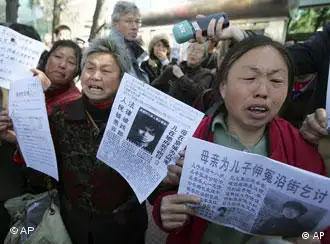 Petitioners chant their grievances outside the Beijing No. 1 People's Intermediate Court in Beijing Thursday, April 3, 2008. Chinese civil rights activist Hu Jia was sentenced at the court to 3 1/2 years in jail on subversion charges Thursday in a decision that drew international criticism ahead of the Beijing Olympic Games. (AP Photo/Greg Baker)