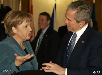 默克尔与布什在北约峰会