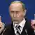 Wladimir Putin hebt beide Zeigefinger (Quelle: AP)