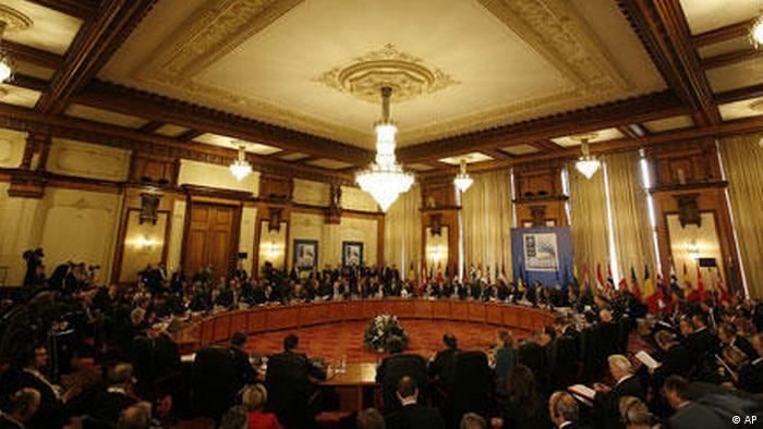Rumänien NATO Gipfel in Bukarest Tagung (AP)
