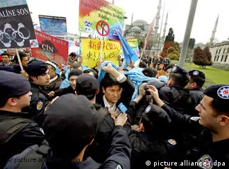 旅居土耳其的维吾尔人也进行抵制奥运争取“东土耳其斯坦”独立示威，与土耳其警方发生冲突