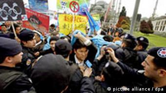 Uiguren fordern in Istanbul einen Olympiaboykott (Quelle: dpa)