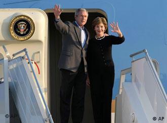 بوش وزوجته لورا يودعان البيت الأبيض الثلاثاء القادم