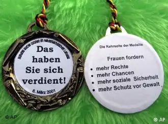德国绿党制作的“妇女权益勋章”，为表彰对维护妇女权益做出卓越贡献的个人。