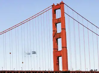 旧金山金门大桥：火炬还没到抗议横幅已经挂好了