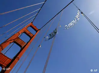 旧金山金门大桥上挂起西藏自由旗