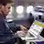 Mann im Flugzeug benutzt seinen Laptop (Foto: Lufthansa)