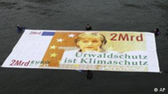 Ακτιβιστές της Greenpeace έριξαν το 2008 στον ποταμό Σπρέε χαρτονόμισμα 2 δις ευρώ με το πρόσωπο της Μέρκελ 