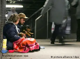 柏林地铁站内的无家可归者带狗乞讨