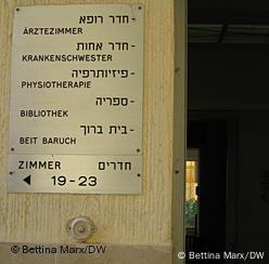 Leitsystem in deutsch und hebräisch in einem Altersheim in Haifa Deutsche Juden in Israel Foto: Bettina Marx