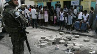 UN-Soldat vor Barrikaden in Port-au-Prince, (10.4.2008, Quelle: AP)