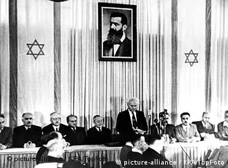 1948年，大卫.本.古里安宣布以色列建国