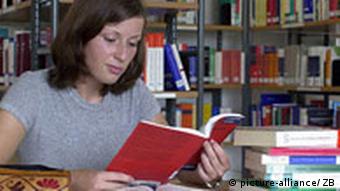 Deutschland Fachhochschule Nordhausen Studentin in der Bibliothek