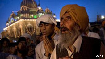 Sikh devotees pray next to the Gurdwara Punja Sahib shrine where thousands of Sikh devotees gathered to celebrate the religious annual festival of Baisakhi in Hasan Abdal, 48 kilometers (30 miles) north of Islamabad, Pakistan (Photo: AP Photo/Emilio Morenatti)