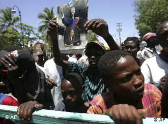 饥饿的人群在海地总统府门前抗议