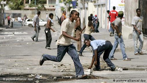 Junge Haitianer bei Krawallen auf den Straßen der Hauptstadt Port-au-Prince. (Quelle: dpa)
