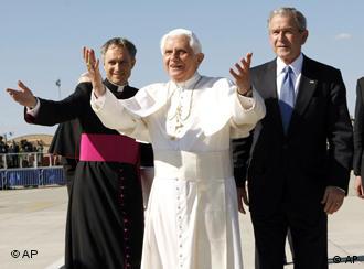 Freundlicher Empfang für den Papst: US-Präsident George W. Bush (r.) und Erzbischof Timothy P. Broglio (l.), Foto: AP