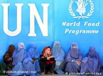 妇女们坐在喀布尔联合国世界粮食计划组织门前
