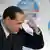 Italiens Regierungschef Berlusconi tippt sich mit dem Zeigefinger an die Stirn