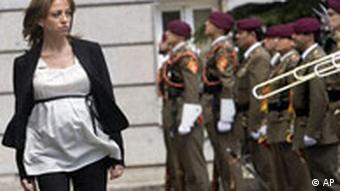 Pregnant Carme Chacon reviews troops in Madrid