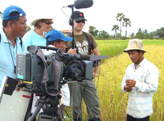 Ein kambodschanischer Landwirt wird vor seinem Feld interviewt Ein kambodschanischer Landwirt wird vor seinem Feld interviewt
