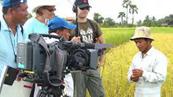 Ein kambodschanischer Landwirt wird vor seinem Feld interviewt