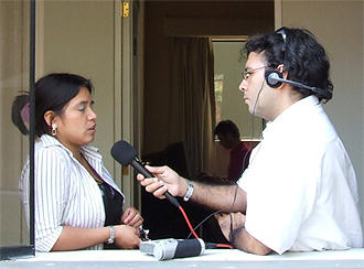 Teilnehmer interviewt eine Frau