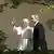 Papa i Bush hodaju po vrtu Bijele kuće