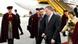 Köhler (vorne) wurde in Skopje vom stellvertretenden Ministerpräsidenten Zoran Stavreski auf dem roten Teppich am Flugzeug empfangen (Foto: dpa) Köhler (vorne) wurde in Skopje vom stellvertretenden Ministerpräsidenten Zoran Stavreski auf dem roten Teppich am Flugzeug empfangen (Foto: dpa)