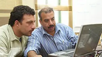 Zwei Teilnehmer arbeiten an einem Laptop