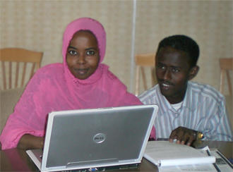 Zwei Teilnehmer arbeiten an einem Laptop